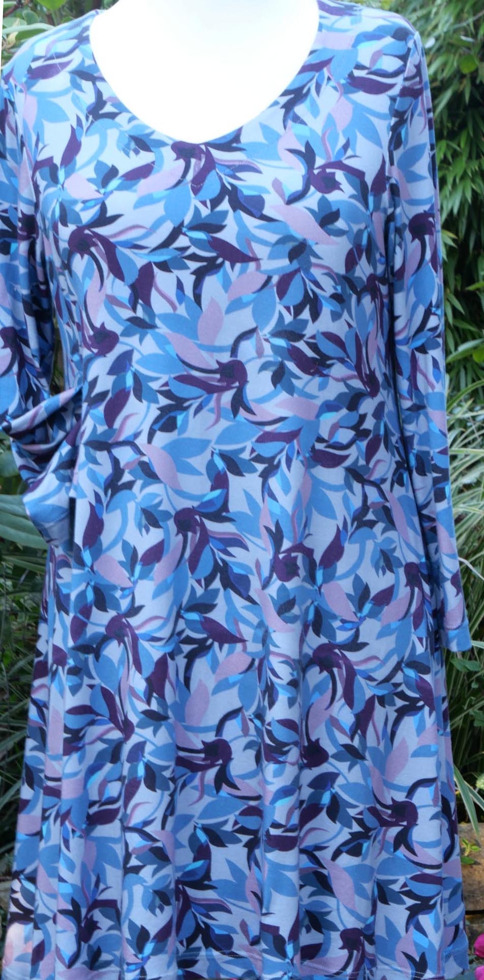 Nähpaket Lotta Kleid 758 S-XXL aus Bambus in blauen Bättern