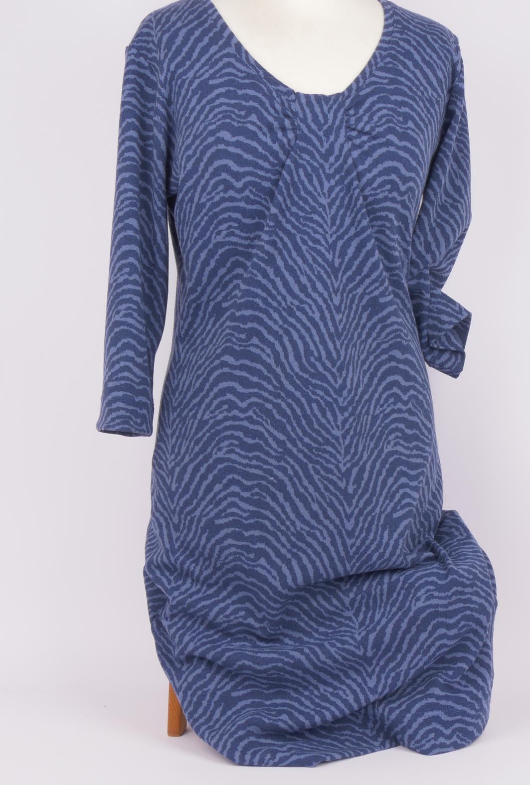 Nähpaket It`s a fits  Schnittmuster 1107 "Kleid Mia"mit recyeltem Ökostoff,blaues Zebramuster, Gr. 36 - 44