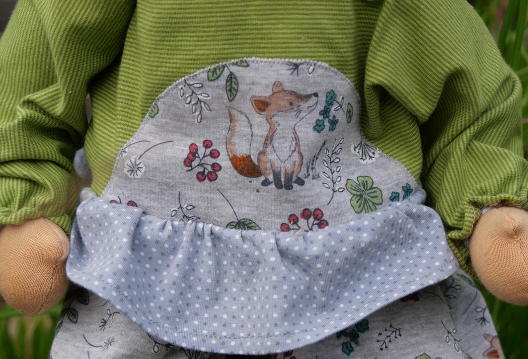 Fertige Babypuppe nach Waldorfart, 55 cm, Mila mit rotbraunen Tibetfellhaaren, inkl. Kleidung