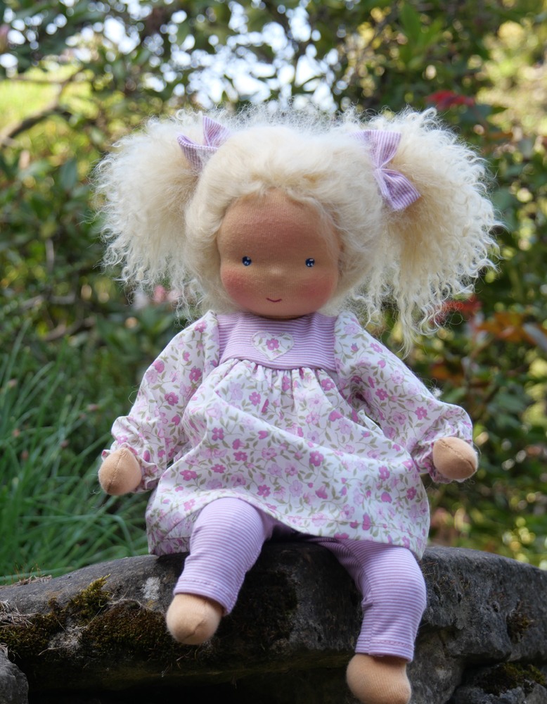 Nähset Babypuppe nach Waldorfart, 30cm, Bella mit blonden Tibetfellhaaren und reiner Schafwollfüllung KbA