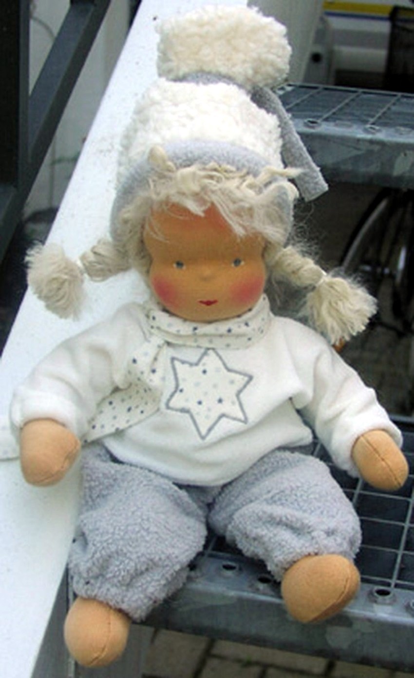 Fertige Babypuppe nach Waldorfart, 30cm, Britta mit naturweißer Haarwolle, inkl. Kleidung