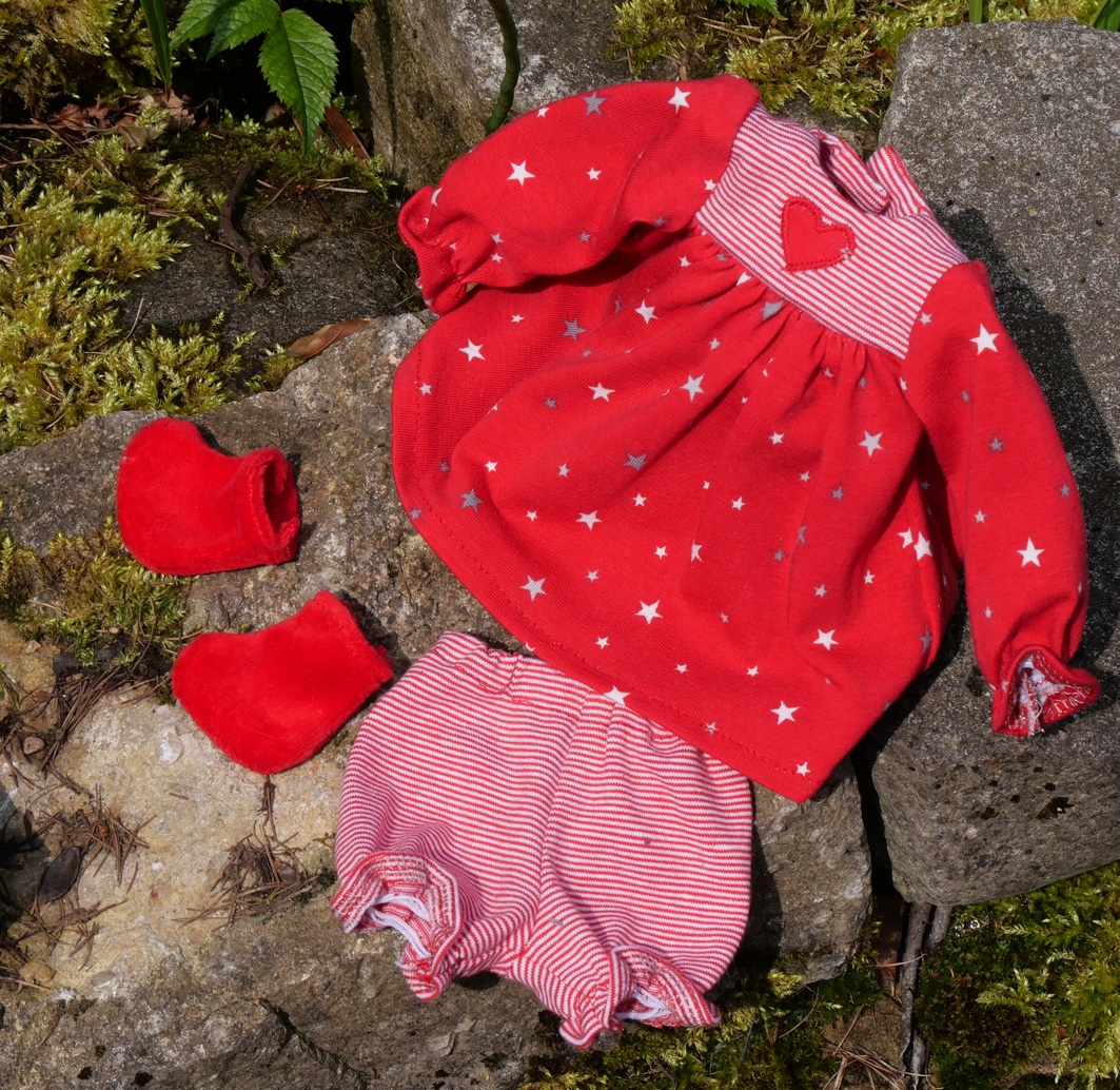 Kleiderset/Nähset für Bekleidung einer 25cm Puppe, Sterne auf rot, Schnitte und Anleitung incl. Stoff
