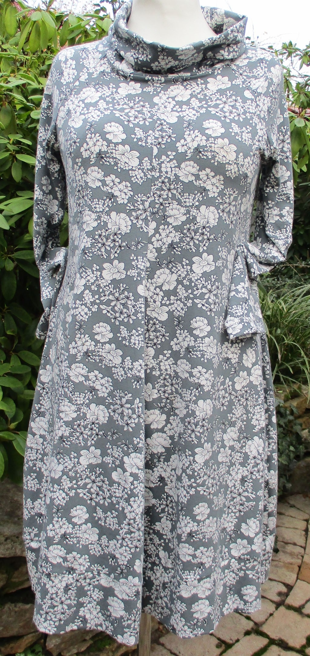 Kitaro-Kleid, grau Blüten, Gr. L,  fertig aus eigener Werkstatt
