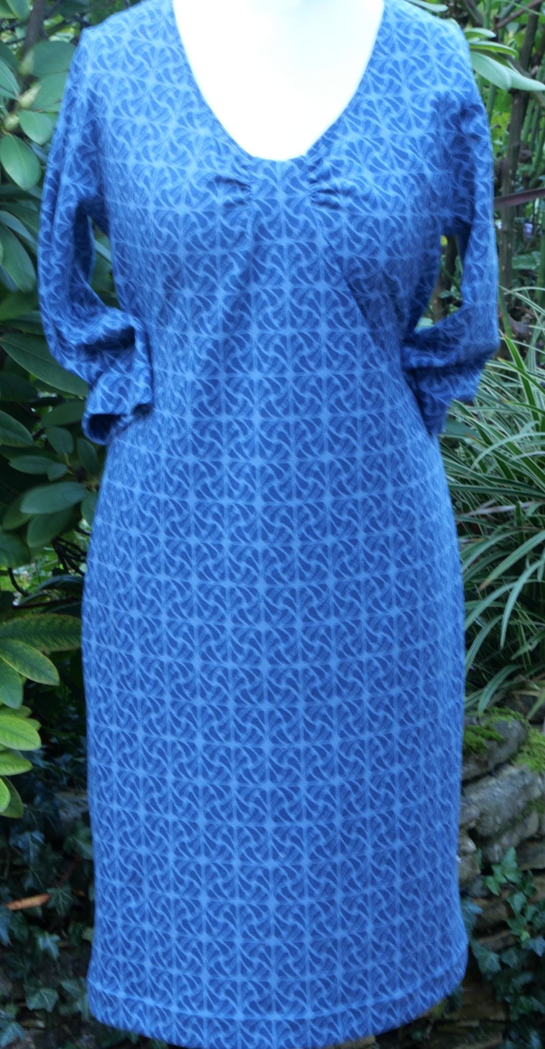 Nähpaket "Kleid Mia" aus recyceltem Ökostoff, grafisches Muster/mittelblau, Gr. 36 - 44